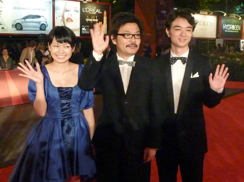 映画「ヒミズ」公式上映に参加した、（左から）二階堂ふみ、園子温監督、染谷将太
