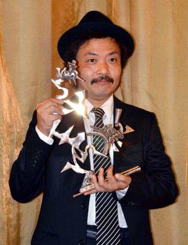 ベネチア国際映画祭の授賞式でトロフィーを受け取った、映画「ヒミズ」の園子温監督