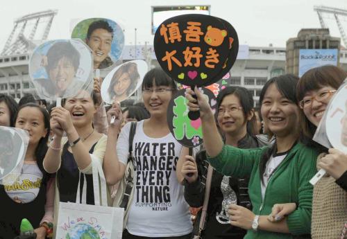 北京の工人体育場前でＳＭＡＰのグッズを手に盛り上がる中国人のファン
