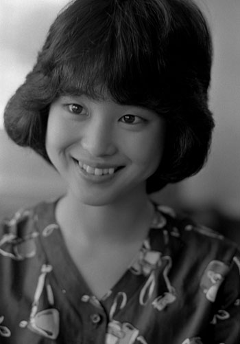 デビュー当時、インタビューを受ける松田聖子