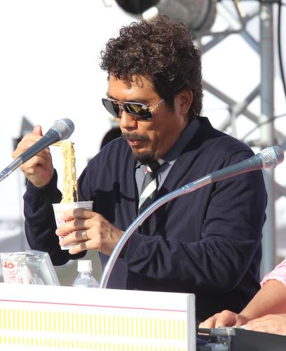 カップヌードル４０周年記念ライブでトークセッション中にカップヌードルを食べる鈴木雅之