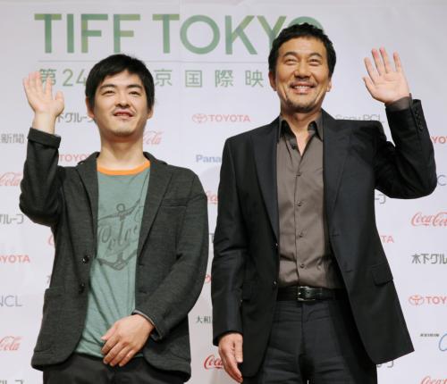 第24回東京国際映画祭の記者会見に登場した、「キツツキと雨」の沖田修一監督（左）と役所広司