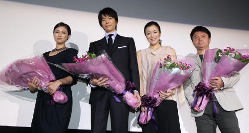 純愛を花言葉を持つ、なでしこの花束を持つ（左から）深田恭子、長谷川博己、鈴木京香、黒崎博監督