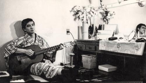 ６８年６月、楽屋でたばこをくわえながらギターを弾く山内賢さん