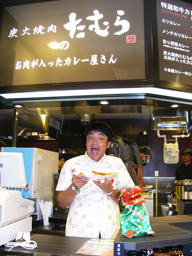 新大阪駅構内にカレー店をオープンするたむらけんじは、自らカレーを食べてＰＲ