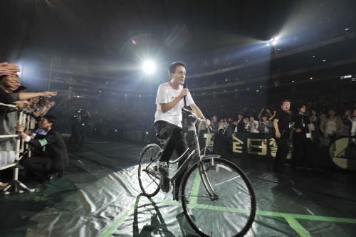 最年長での東京Ｄ公演。自転車で「キラキラ」を歌う小田和正
