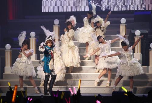 モーニング娘。コンサートツアー　高橋愛卒業記念スペシャルで熱唱する高橋愛（左から２人目）らメンバー