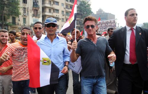 ９月30日、カイロのタハリール広場で、エジプト国旗を手に、デモに参加する米俳優ショーン・ペン（右から２人目）