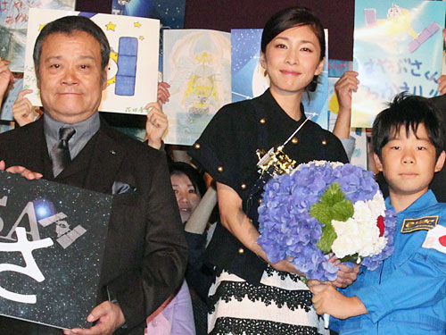 映画「はやぶさ／ＨＡＹＡＢＵＳＡ」初日舞台あいさつで、日本宇宙少年団の子供から花束を受け取った竹内結子