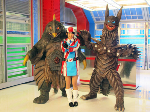 タカダ隊員を演じる高田里穂（中央）とウルトラ怪獣のベムスター（左）とホー