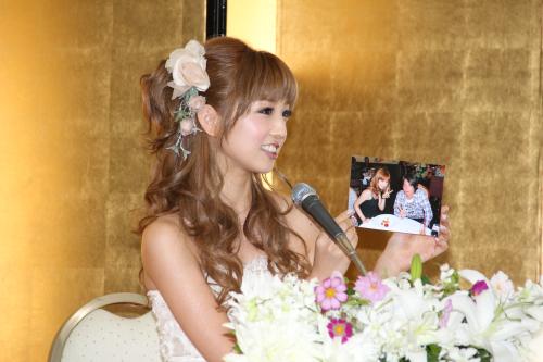 結婚会見した小倉優子。菊地勲さんとの２ショット写真を披露した