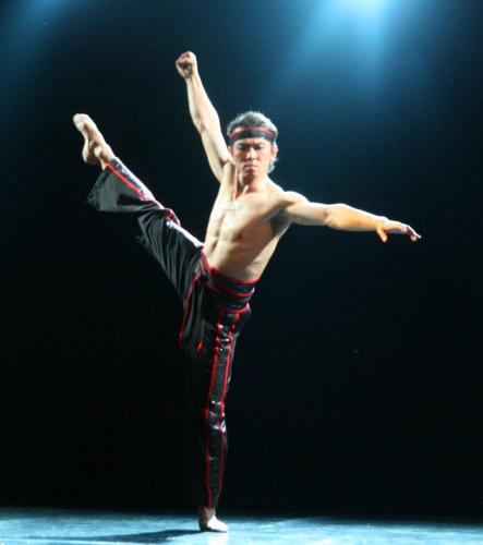 モスクワ市内の劇場で行われた、東日本大震災のチャリティー公演で踊る岩田守弘さん＝６月