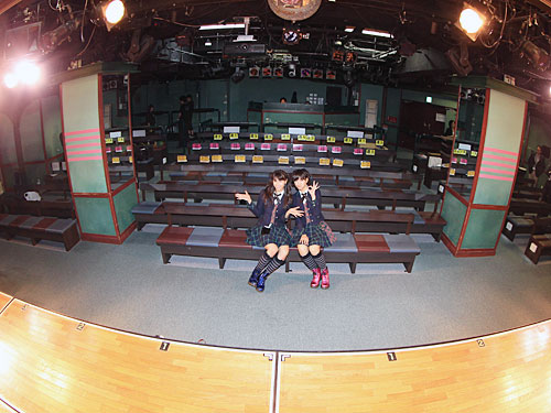 劇場の客席でポーズをつくる秋元才加（左）と宮澤佐江