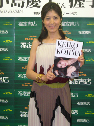 初写真集「カメラマンたちが見た小島慶子」を発売した小島慶子アナ