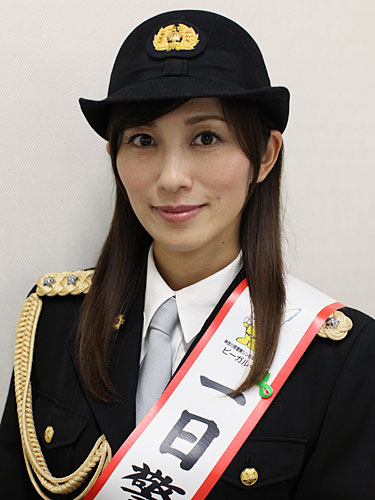 １日警察署長を務めたフリーアナウンサーの中田有紀