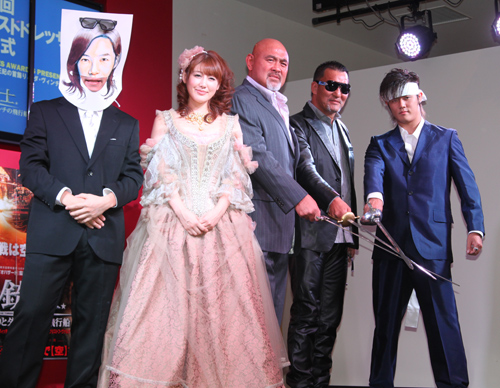「第３回日本３Ｄメガネベストドレッサー賞授賞式」に登場した（左から）ＨＥＹ！たくちゃん、安めぐみ、武藤敬司、蝶野正洋、橋本大地