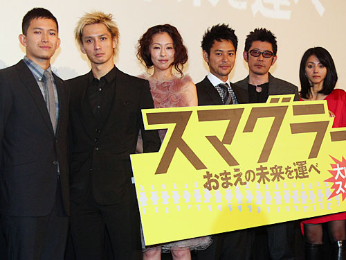 映画「スマグラー」舞台あいさつに登場した妻夫木聡（左から４人目）ら