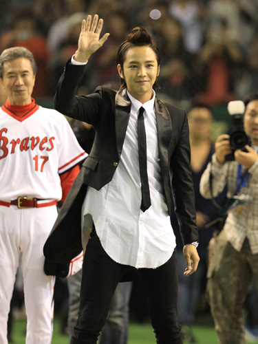 韓国国歌を独唱しファンに手を振るチャン・グンソク
