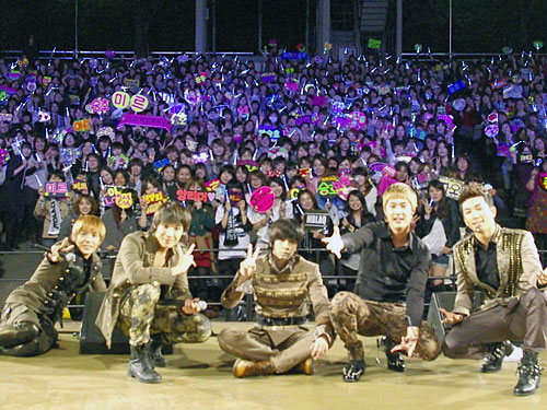 大阪城音楽堂でライブを行った「ＭＢＬＡＱ」は、ファンをバックに記念撮影（左から）ミル、ジュン、チョンドゥン、スンホ、ジオ