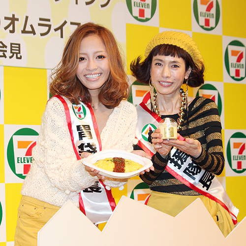 セブンイレブン・ジャパン「新商品発表」記者会見に登場した小森純（左）と久本雅美