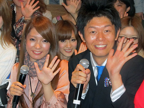 新曲発売記念イベントを行った曽根由希江（左）と島田秀平