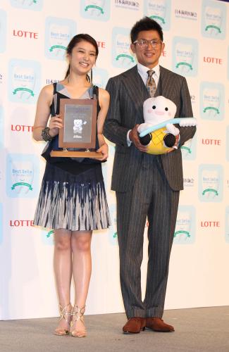 ベストスマイル・オブ・ザ・イヤー２０１１の授賞式でポーズをとる武井咲（左）と三浦知良