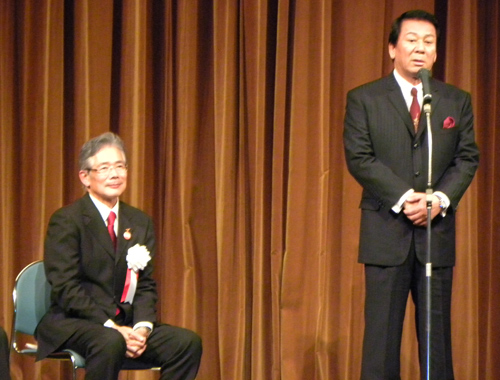 平松市長（左）の市民集会であいさつする杉良太郎