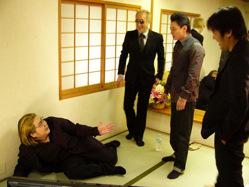 映画「ハードロマンチッカー」のＣＭ撮影に乱入した（右から）遠藤要、石垣佑磨、グ・スーヨン監督から“攻撃”を受けるガリガリガリクソン