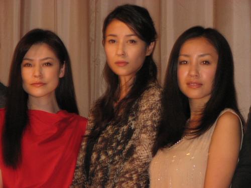 映画「恋の罪」の初日舞台あいさつに出席した（左から）冨樫真、水野美紀、神楽坂恵