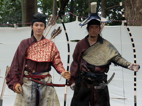 ＮＨＫ次期大河ドラマ「平清盛」でやぶさめのシーンを撮影した左から藤木直人、松山ケンイチ
