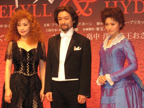 ミュージカル「ジキル＆ハイド」の製作発表に出席した（左から）濱田めぐみ、石丸幹二、笹本玲奈