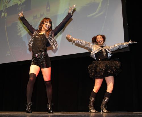 マイケルの曲に合わせてダンスを踊る秋元才加（左）と梅田彩佳