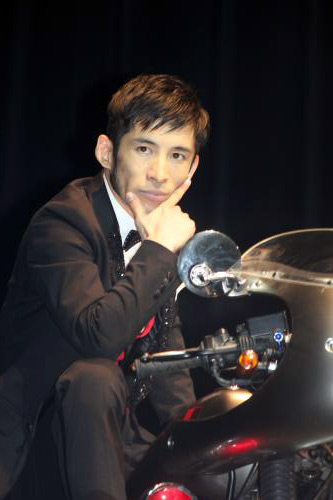 映画「ワイルド７」ジャパンプレミア完成披露舞台挨拶にバイクに乗って登場した松本実