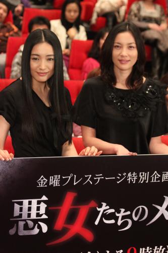 ドラマ「悪女たちのメス」舞台あいさつに登場した仲間由紀恵（左）と瀬戸朝香