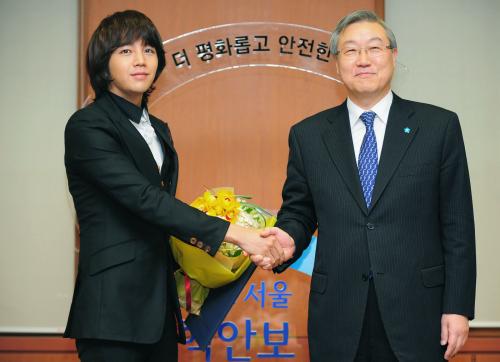 韓国の金星煥外交通商相（右）から広報大使の委嘱を受けるチャン・グンソク
