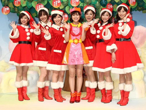 サンタ姿で笑顔を見せる女子アナの（左から）生野陽子、石本沙織、中野美奈子、竹内友佳、高橋真麻、松尾翠、細貝沙羅