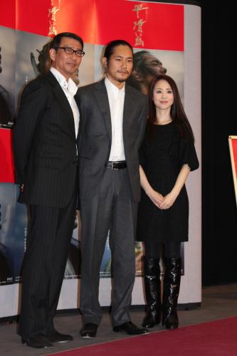 ＮＨＫ大河ドラマ「平清盛」初回の完成試写会に登場した（左から）中井貴一、松山ケンイチ、松田聖子