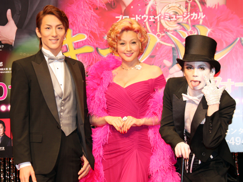 ブロードウェイ・ミュージカル「キャバレー」制作発表に登場した（左から）大貫勇輔、藤原紀香、諸星和己