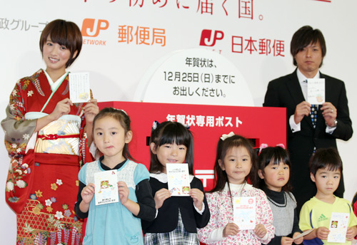 「平成２４年用年賀状　引受開始セレモニー」に出席した（左から）夏菜、遠藤保仁