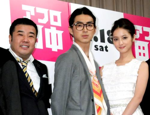 映画「アフロ田中」の完成披露試写会に登場した（左から）堤下敦、松田翔太、佐々木希