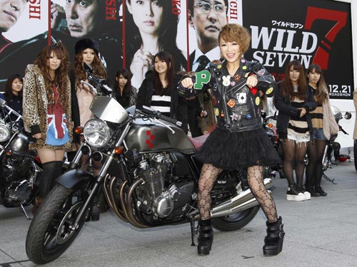 映画「ワイルド７」の宣伝隊長に就任し、多くのギャルを背にバイクに乗るポーズを決める鈴木奈々