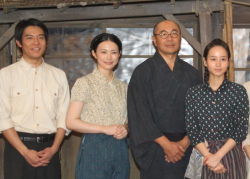 ＮＨＫ連続テレビ小説「梅ちゃん先生」の会見に出席した（左から）小出恵介、ミムラ、高橋克実、堀北真希