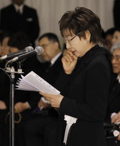 森田芳光さんの葬儀・告別式で、声を詰まらせながら弔辞を述べる三田佳子