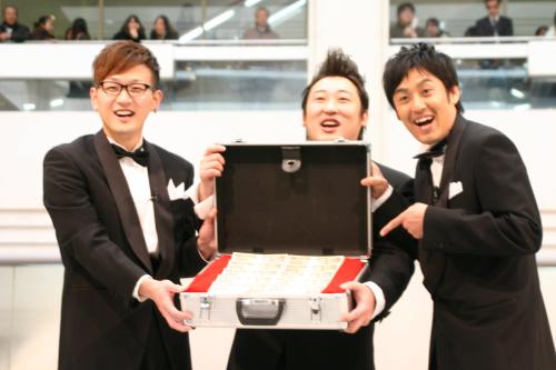 キングオブコント２０１１賞金授与式に登場し、１０００万円を手にするロバートの３人