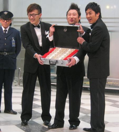 「キングオブコント２０１１」の優勝賞金１０００万円を現金で手にしたロバートの左から馬場裕之、秋山竜次、山本博