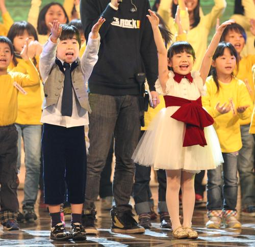 「マルマルモリモリ」を歌う鈴木福（中央左）と芦田愛菜