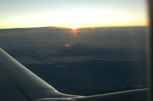 機内から見た初日の出（中央は富士山）