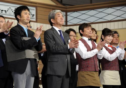 吉本興業の創業１００周年事業の発表記者会見で、手締めをする（左から）藤井隆、大崎洋社長ら