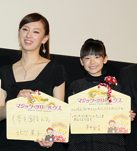 アニメ映画「マジック・ツリーハウス」初日舞台あいさつに登場した北川景子（左）と芦田愛菜