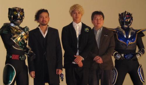 「琉神マブヤー」初日舞台あいさつを行った（左から）琉神マブヤー、ＩＳＳＡ、山田親太朗、佐野智樹監督、龍神ガナシー